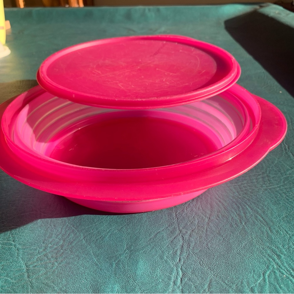 Tupperware large 8 1/4 c flat out collapsible bowl, great for travel! 5570a-1